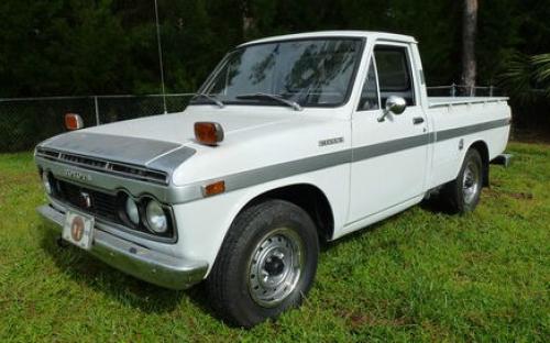 Photo Image Gallery: Toyota Hilux in White    (XX2)  YEARS: -