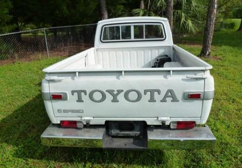 Photo Image Gallery: Toyota Hilux in White    (XX2)  YEARS: -