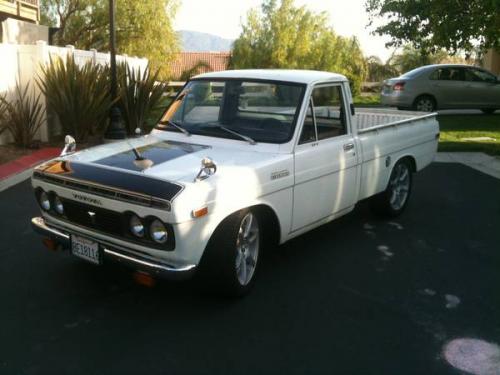 Photo Image Gallery: Toyota Hilux in White    (XX2)  YEARS: -