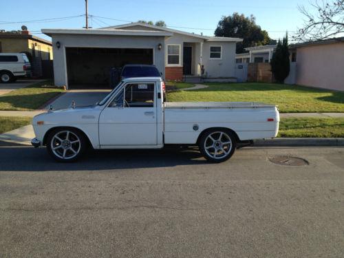 Photo Image Gallery: Toyota Hilux in White    (XX2)  YEARS: -