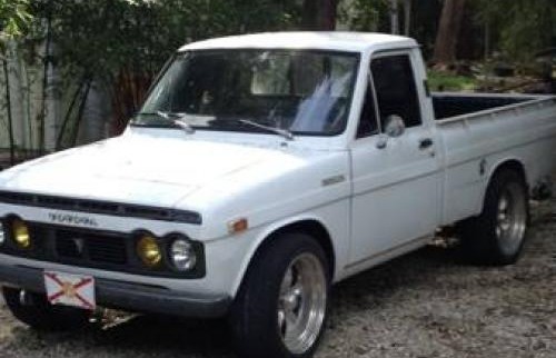 Photo Image Gallery: Toyota Hilux in White    (XX2)  YEARS: -