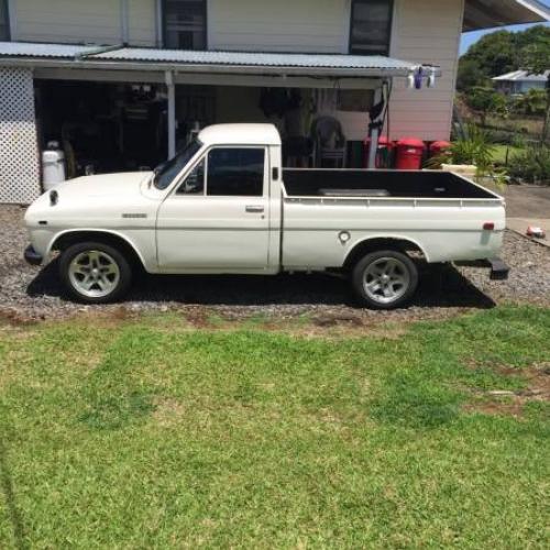 Photo Image Gallery: Toyota Hilux in White    (XX2)  YEARS: -