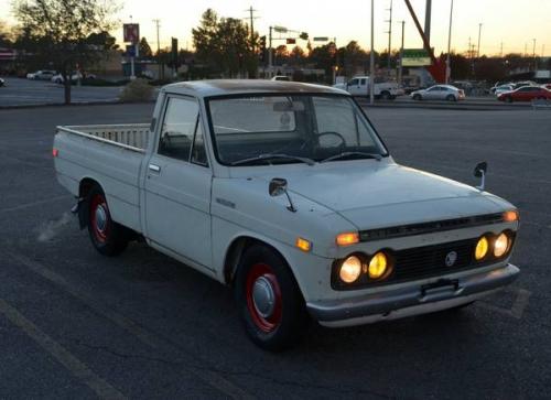 Photo Image Gallery: Toyota Hilux in White    (XX2)  YEARS: -