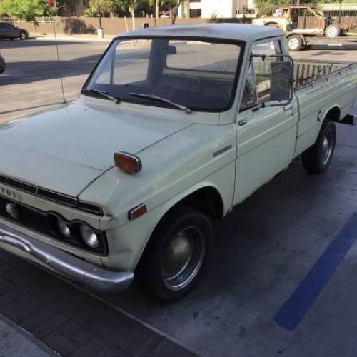 Photo Image Gallery: Toyota Hilux in White    (XX2)  YEARS: -