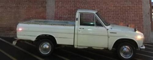 Photo Image Gallery: Toyota Hilux in White    (XX2)  YEARS: -
