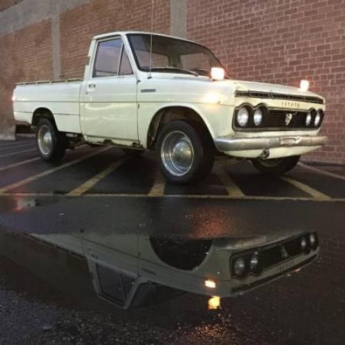 Photo Image Gallery: Toyota Hilux in White    (XX2)  YEARS: -