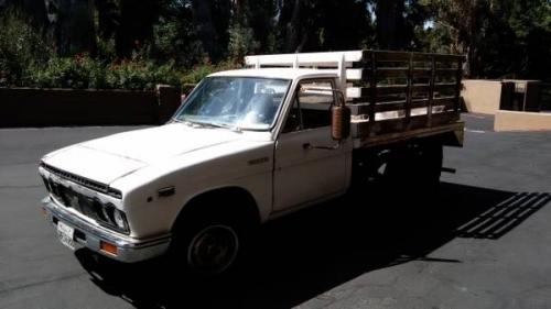 Photo Image Gallery: Toyota Hilux in White    (XX2)  YEARS: -