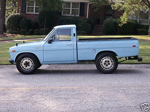 Photo Image Gallery: Toyota Hilux in Blue Gleam   (XX3)  YEARS: -