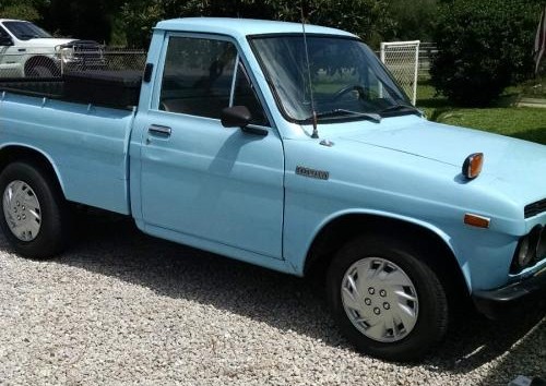 Photo Image Gallery: Toyota Hilux in Blue Gleam   (XX3)  YEARS: -