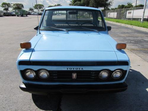Photo Image Gallery: Toyota Hilux in Blue Gleam   (XX3)  YEARS: -