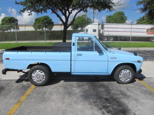 Photo Image Gallery: Toyota Hilux in Blue Gleam   (XX3)  YEARS: -