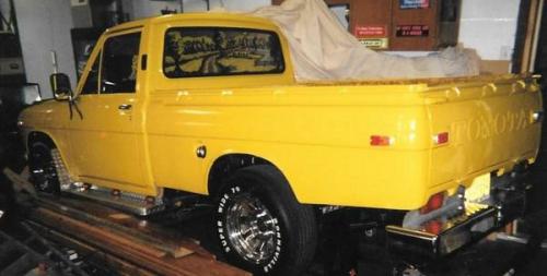 Photo Image Gallery: Toyota Hilux in Yellow    (XX5)  YEARS: -