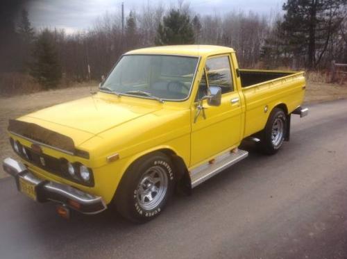 Photo Image Gallery: Toyota Hilux in Yellow    (XX5)  YEARS: -