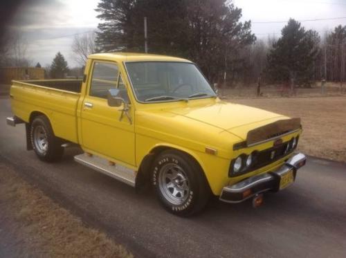 Photo Image Gallery: Toyota Hilux in Yellow    (XX5)  YEARS: -