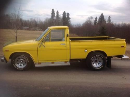 Photo Image Gallery: Toyota Hilux in Yellow    (XX5)  YEARS: -
