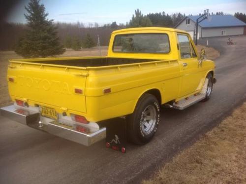 Photo Image Gallery: Toyota Hilux in Yellow    (XX5)  YEARS: -