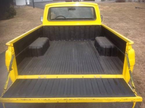 Photo Image Gallery: Toyota Hilux in Yellow    (XX5)  YEARS: -
