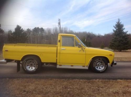Photo Image Gallery: Toyota Hilux in Yellow    (XX5)  YEARS: -