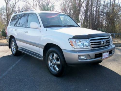 Photo Image Gallery: Toyota Landcruiser in Natural White   (056)  YEARS: -