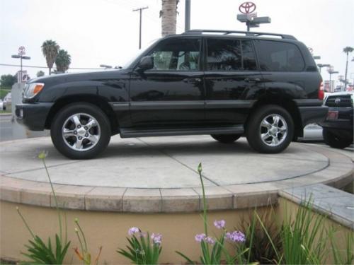 Photo Image Gallery: Toyota Landcruiser in Black    (202)  YEARS: -