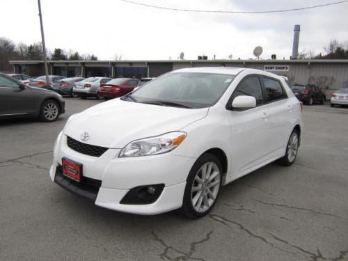 Photo Image Gallery & Touchup Paint: Toyota Matrix in Super White   (040)  YEARS: 2009-2013