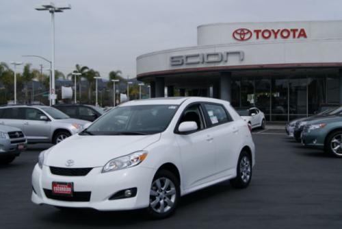 Photo Image Gallery & Touchup Paint: Toyota Matrix in Super White   (040)  YEARS: 2009-2013