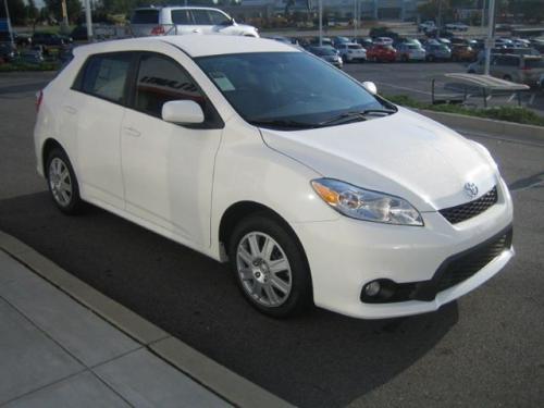 Photo Image Gallery & Touchup Paint: Toyota Matrix in Super White   (040)  YEARS: 2009-2013