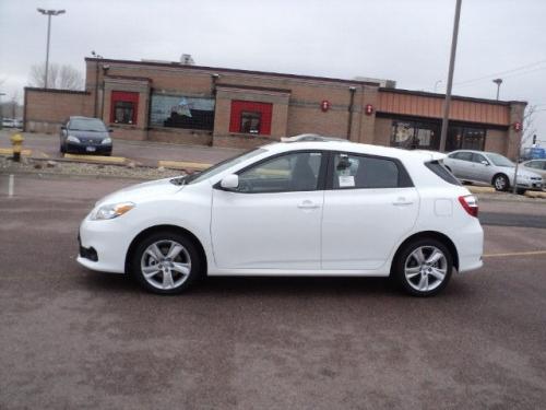 Photo Image Gallery & Touchup Paint: Toyota Matrix in Super White   (040)  YEARS: 2009-2013