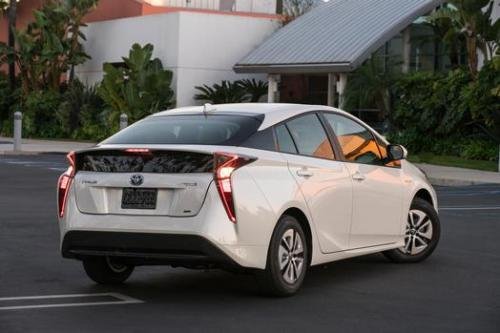 Photo Image Gallery & Touchup Paint: Toyota Prius in Blizzard Pearl   (070)  YEARS: 2017-2017