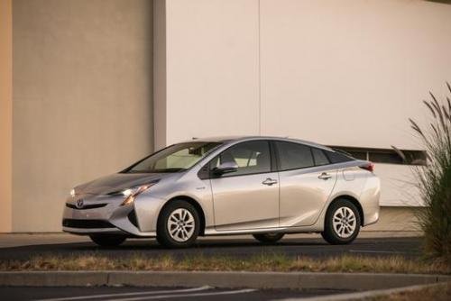 Photo Image Gallery & Touchup Paint: Toyota Prius in Classic Silver Metallic  (1F7)  YEARS: 2016-2017