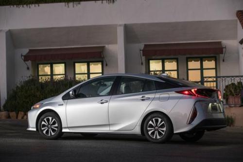 Photo Image Gallery & Touchup Paint: Toyota Prius in Classic Silver Metallic  (1F7)  YEARS: 2017-2017