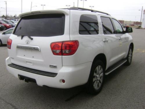 Photo Image Gallery: Toyota Sequoia in Super White   (040)  YEARS: -