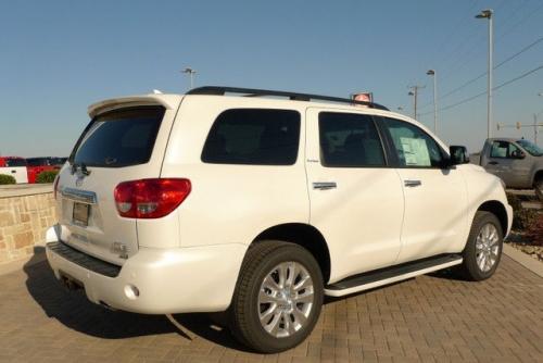 Photo Image Gallery & Touchup Paint: Toyota Sequoia in Blizzard Pearl   (070)  YEARS: 2018-2018