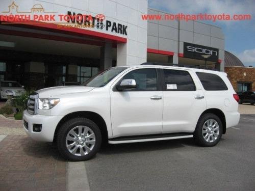 Photo Image Gallery & Touchup Paint: Toyota Sequoia in Blizzard Pearl   (070)  YEARS: 2018-2018