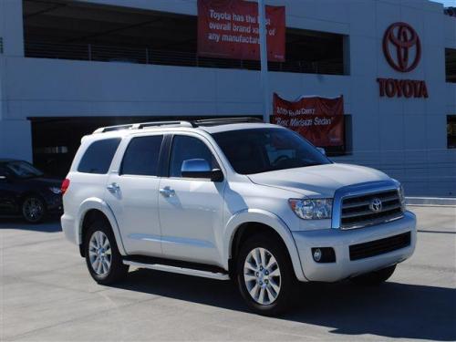 Photo Image Gallery & Touchup Paint: Toyota Sequoia in Blizzard Pearl   (070)  YEARS: 2018-2018