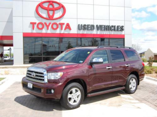 Photo Image Gallery: Toyota Sequoia in Cassis Pearl   (3Q7)  YEARS: -