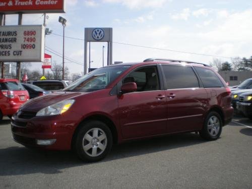 Photo of a 2004-2010 Toyota Sienna in Salsa Red Pearl (paint color code 3Q3