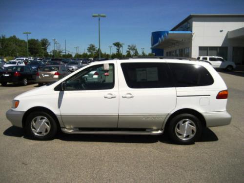 Photo Image Gallery & Touchup Paint: Toyota Sienna in Super White   (040)  YEARS: 1998-2003