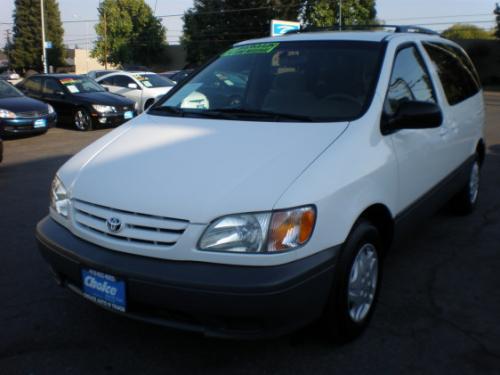 Photo Image Gallery & Touchup Paint: Toyota Sienna in Super White   (040)  YEARS: 1998-2003