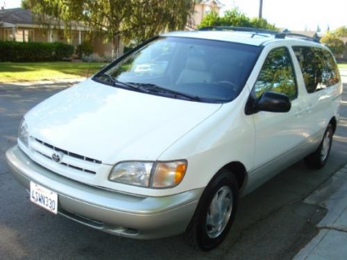 Photo Image Gallery & Touchup Paint: Toyota Sienna in Super White   (040)  YEARS: 1998-2003