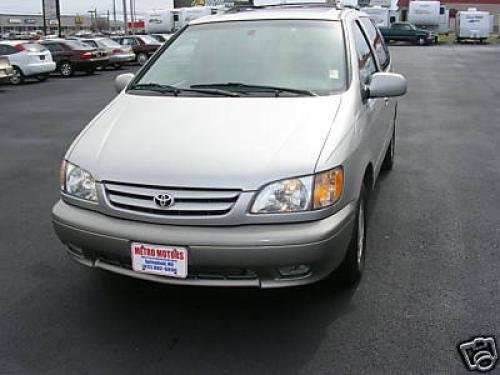 Photo of a 2001-2003 Toyota Sienna in Silver Shadow Pearl (paint color code 1D7