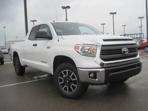 Photo Image Gallery & Touchup Paint: Toyota Tundra in Super White   (040)  YEARS: 2014-2018