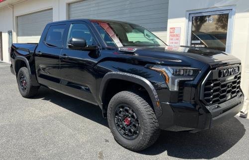 Photo of a 2022-2024 Toyota Tundra in Midnight Black Metallic (paint color code 218