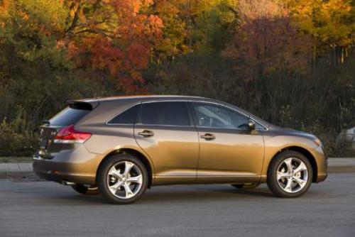 Photo Image Gallery & Touchup Paint: Toyota Venza in Golden Umber Mica  (4U2)  YEARS: 2009-2014