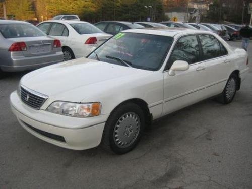Photo of a 1996-1998 Acura RL in Cayman White (paint color code TNA)