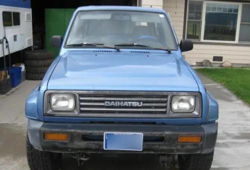 Photo of a 1992 Daihatsu Rocky in Marine Blue Metallic (paint color code B22)