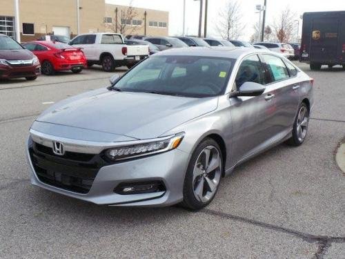 Photo of a 2019 Honda Accord in Lunar Silver Metallic (paint color code NH830M
