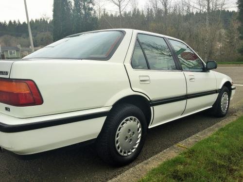 Photo of a 1987-1989 Honda Accord in Polar White (paint color code NH512)