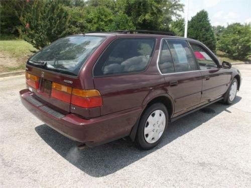 Photo of a 1990-1991 Honda Accord in Mulberry Red Pearl (paint color code R74P)