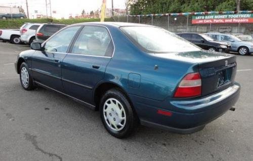 Photo of a 1994-1995 Honda Accord in Malachite Green Pearl (paint color code BG31P)